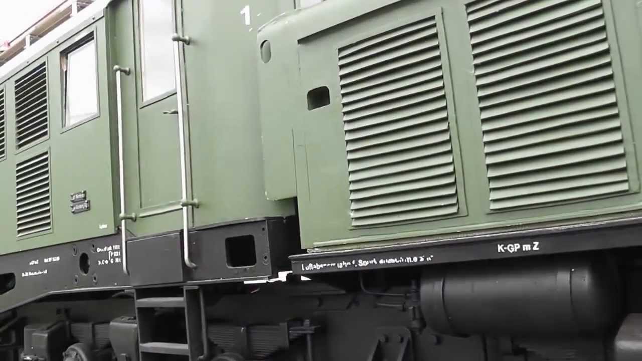Krokodil E94 in rassanter Fahrt im Eisenbahnpark Aßling