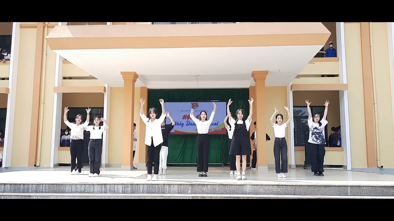 Nhảy dân vũ lớp 11E - THPT Hoàng Hoa Thám [18.3.2023]