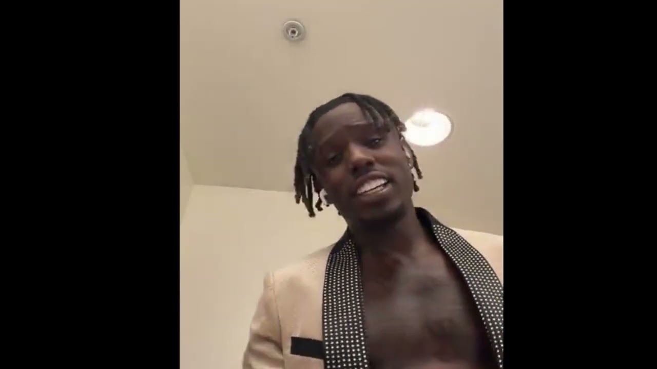 Джамал Робертс поёт, надевая костюм #americanidol