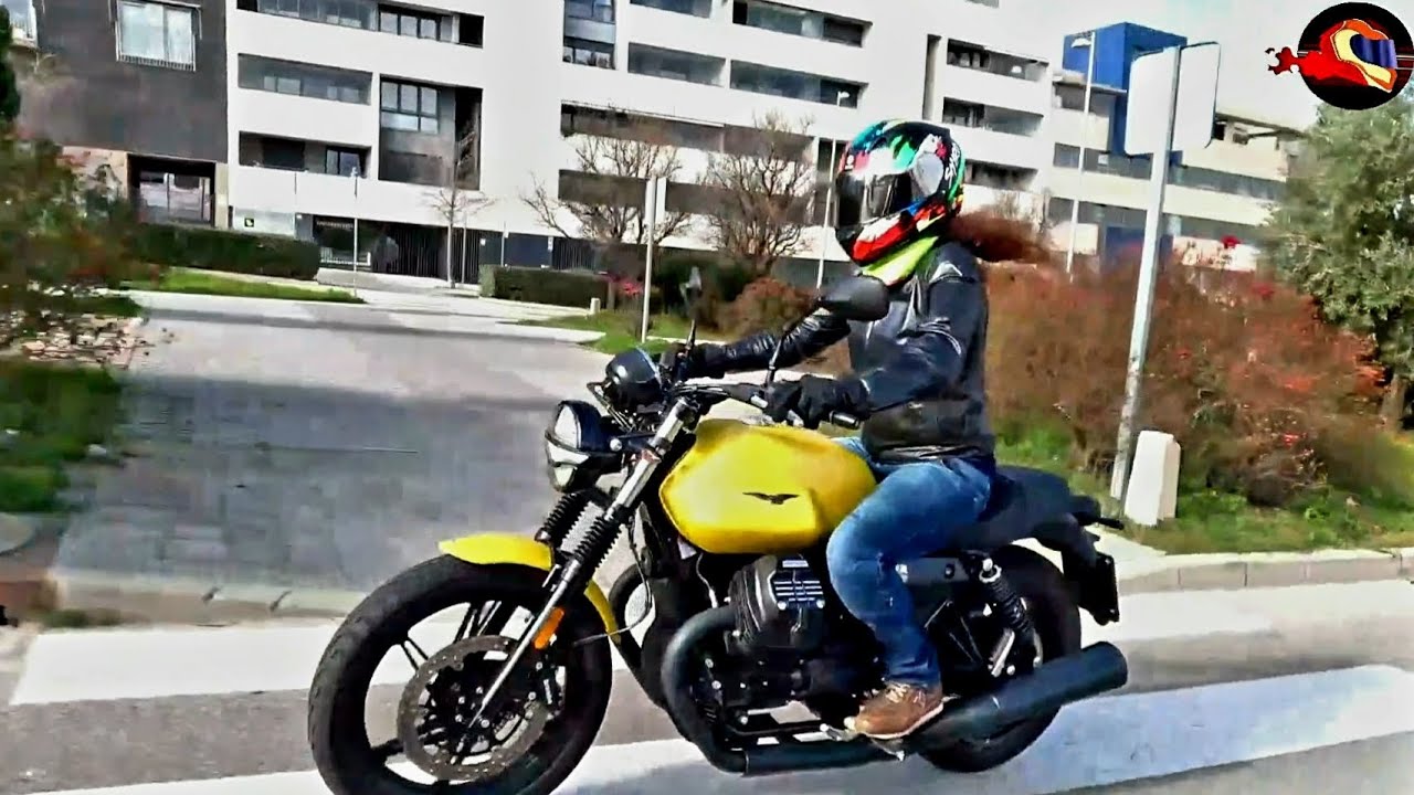 En moto con Elena Calleja: Prueba Moto Guzzi V7 Stone 2023