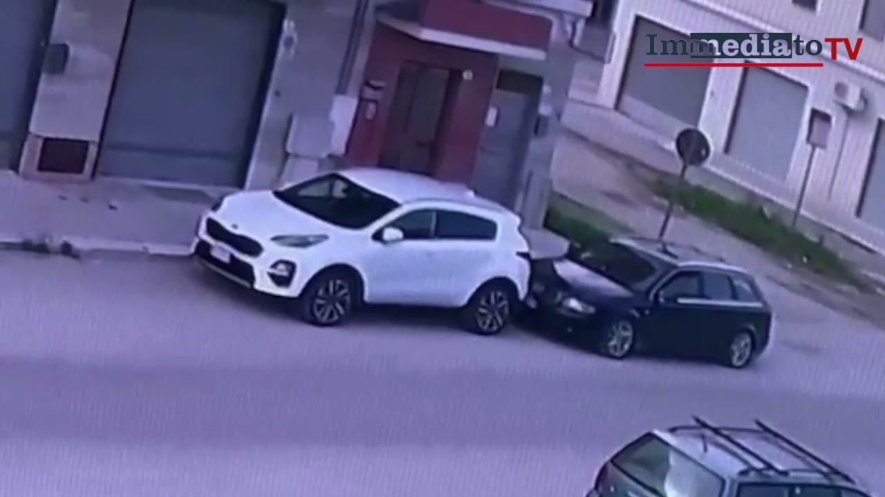 RUBANO UN'AUTO IN PIENO GIORNO (IN DUE MINUTI) NEL FOGGIANO