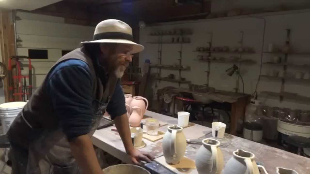 SIMON LEACH POTTERY TV - Glazing wax resist pitchers