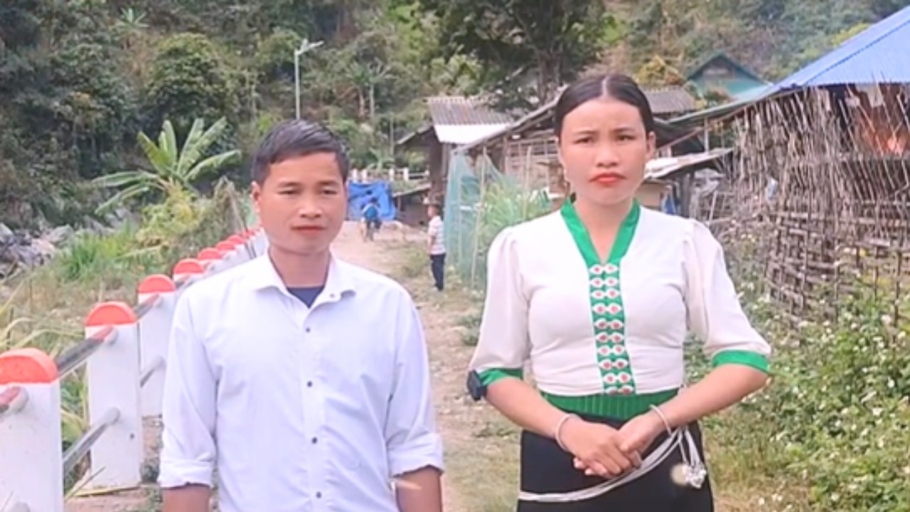 Đàn tính tẩu Lò Ngoan Với sự kết hợp đầu tiên của hai giọng ca Lò Tiện & nghệ nhân mới Khoen On