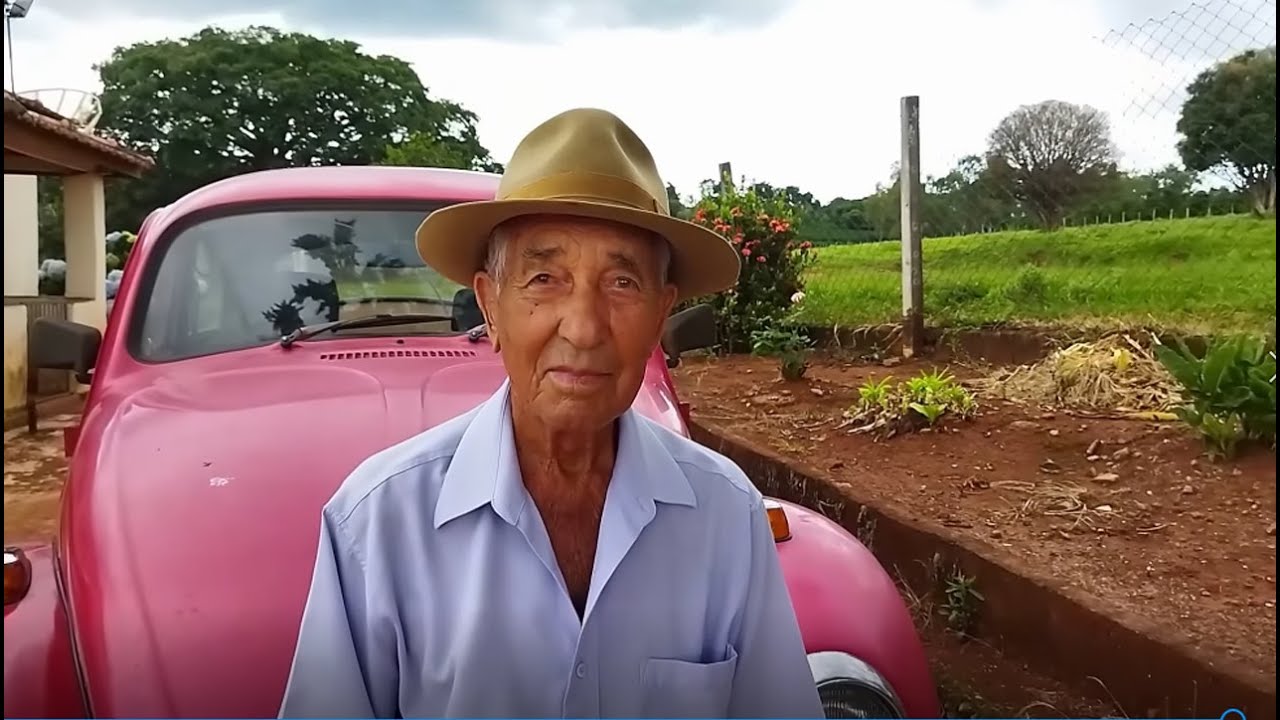 ELE TEM 100 ANOS DE IDADE VAI NA ROÇA TODOS OS DIAS DIRIGINDO O FUSCA POUCAS RUGAS, E DENTES NATURAL