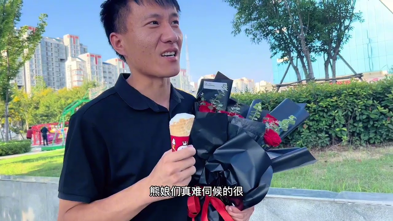 小兵把兵嫂弄哭，买玫瑰花道歉，这简单狂野的告白，领居都羡慕了