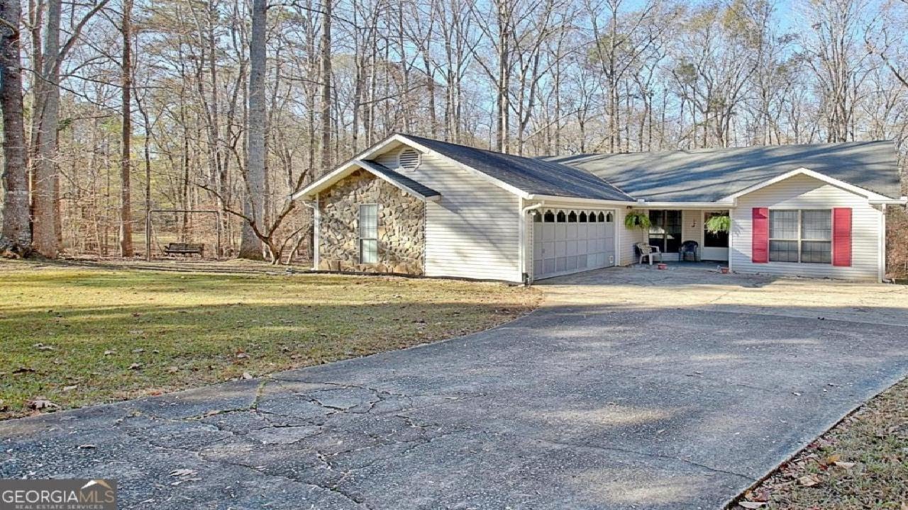 255 Loneoak Drive, Senoia, GA Presented by Denise Clements.