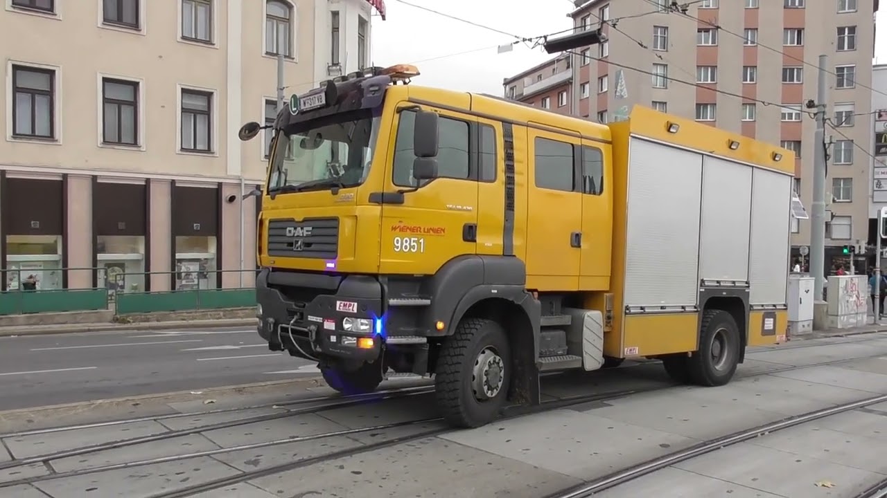 Feuerwehreinsatz durch Brand in Schadhaften Badner Bahn Garnitur in Wien