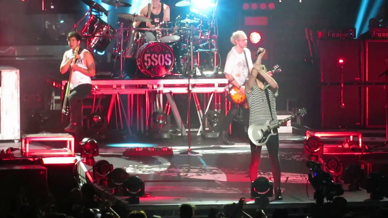 She Looks So Perfect [HD] - 5 Seconds Of Summer live #SLFLMSG