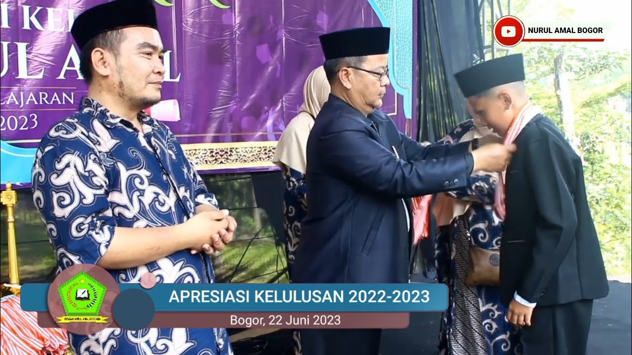 Prosesi Pengalungan Medali - Apresiasi Kelulusan MI Nurul Amal 2022-2023