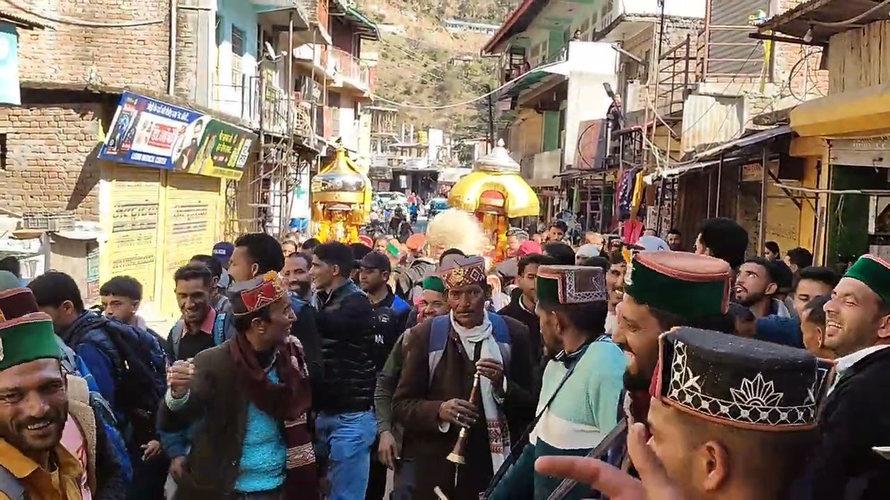 पडोह बजार में देव नगलवाणी सुमु जी अपने सात वीह सुमल हार के साथ मंडी शिव रात्रि यात्रा 14.2.2026 