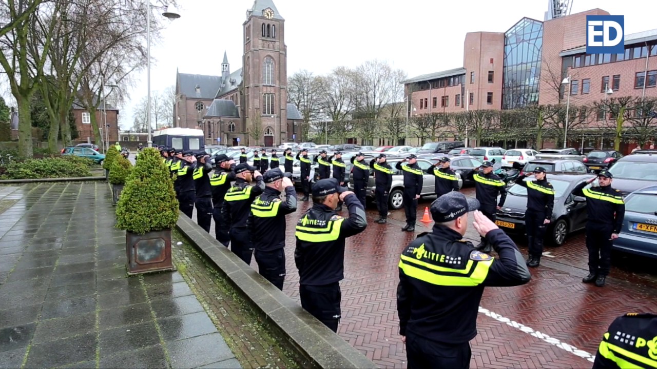 Indrukwekkende erehaag voor overleden politieagent Koos Antonis uit Reusel