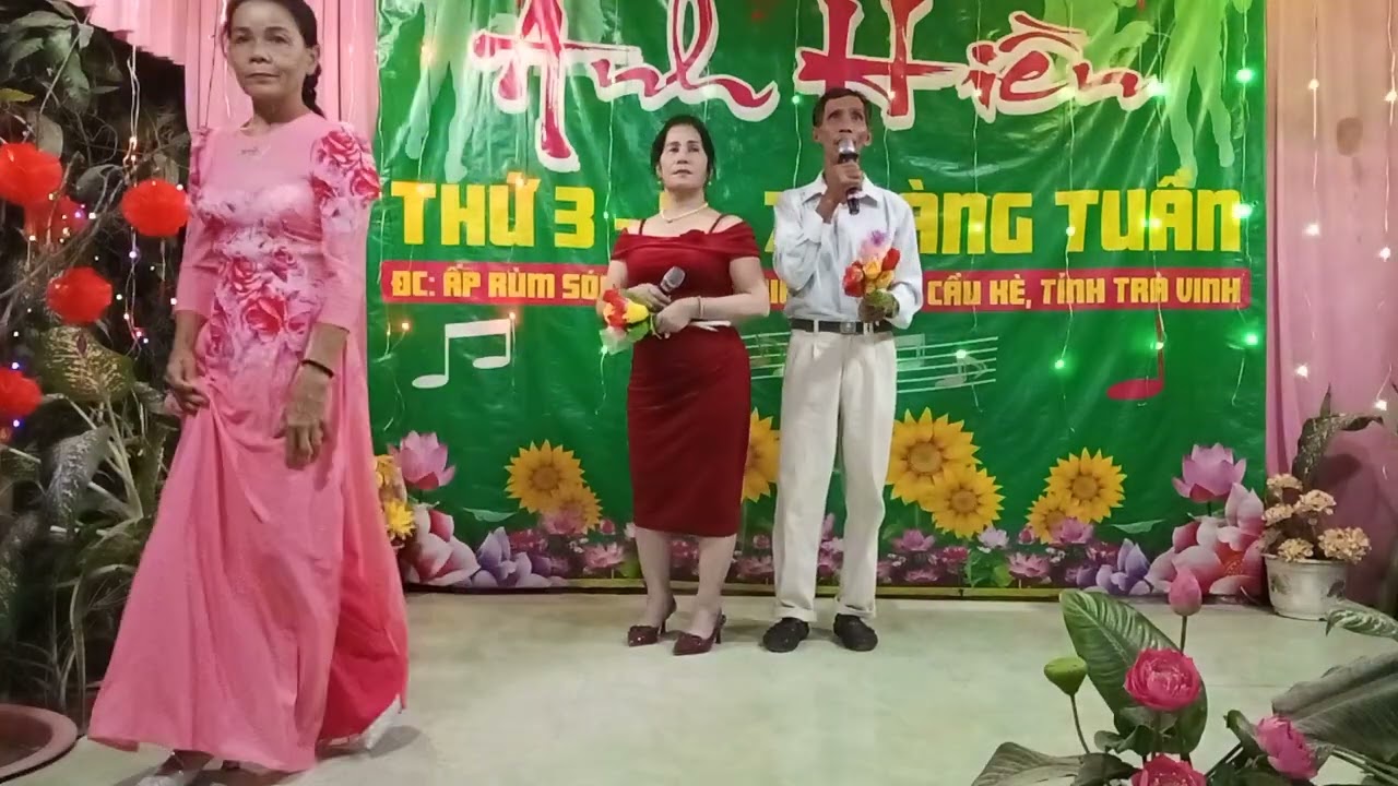 Huỳnh Việt thành ý trình bày ca khúc thương nhau Lý tơ Hồng 