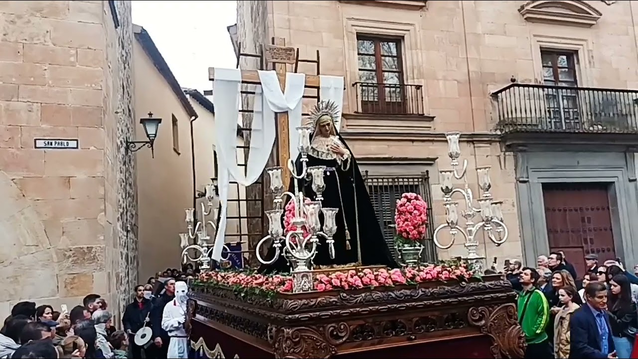 María Stma de Gracia y Amparo en Pza Colón,Semana Santa Salamanca 2024.