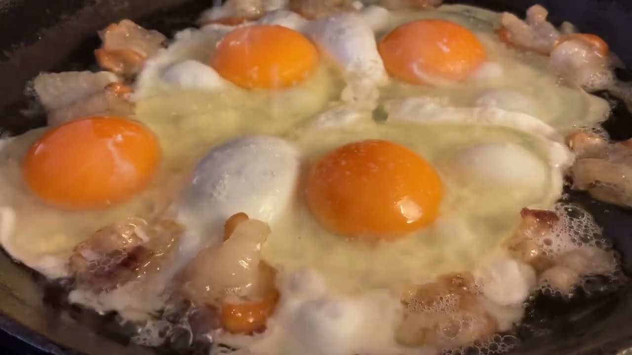 КАК ПОЖАРИТЬ ЯЙЦА С САЛОМ