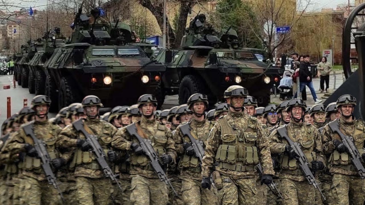 Dridhet Serbia! Kosova tregon forcën, ushtria me blinda e snajpera parakalon mes Prishtinës