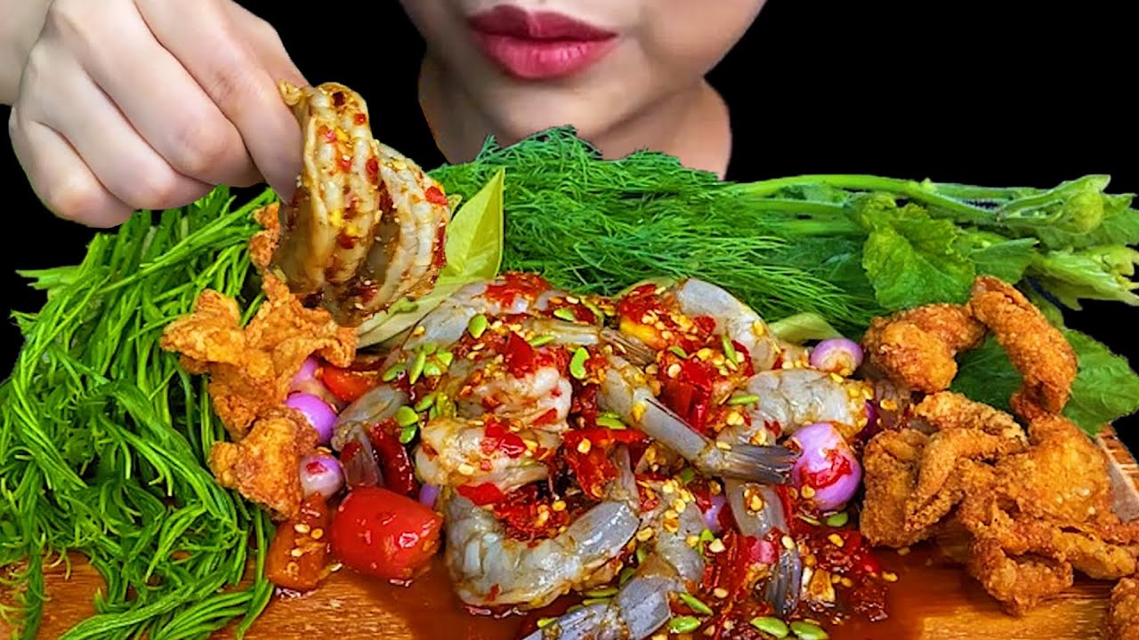EATING THAI FOOD||SPICY SHRIMP SALAD & CRISPY CHICKEN SKIN