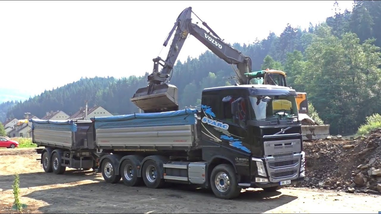 Volvo FH tridem load by Volvo excavator