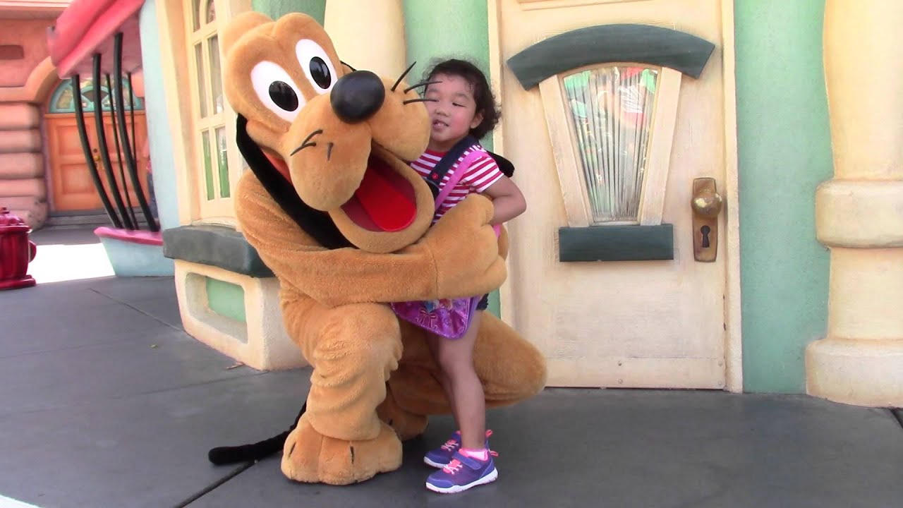 PLUTO AT DISNEYLAND MEET AND GREET - DISNEYLAND 60TH ANNIVERSARY - HD QUALITY-
