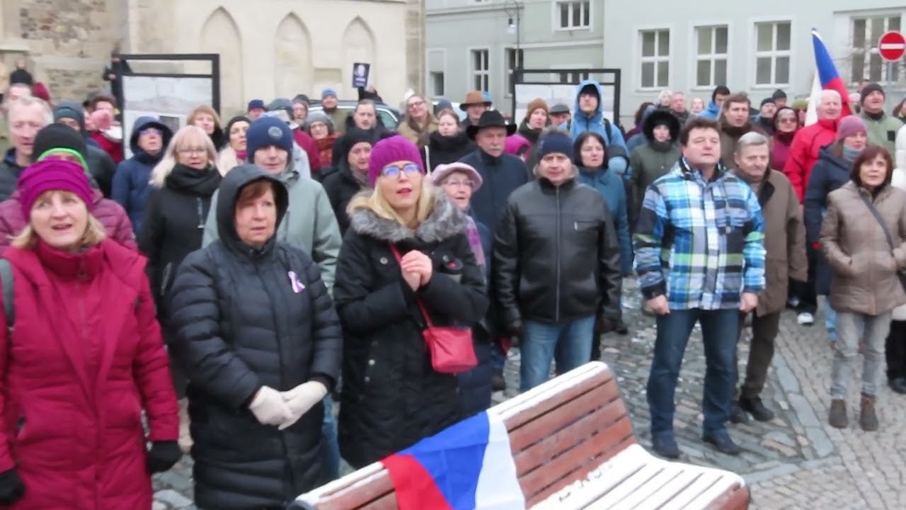 Česká hymna při demonstraci v Čáslavi