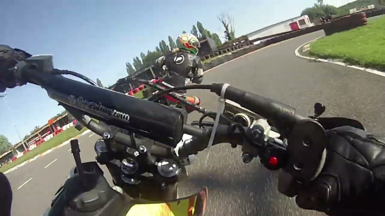 On cherche les limites en mini moto LA BRIQUETERIE