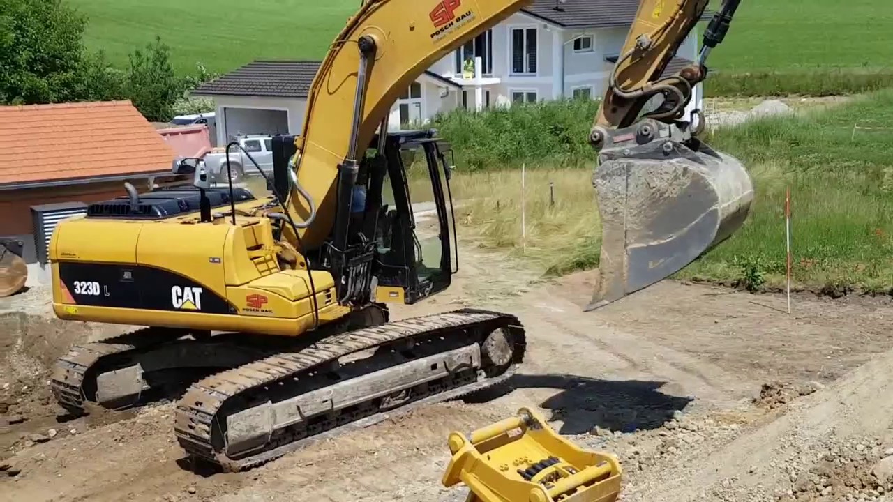 Bagger Cat 323 Baugrube Nu&szlig;dorf