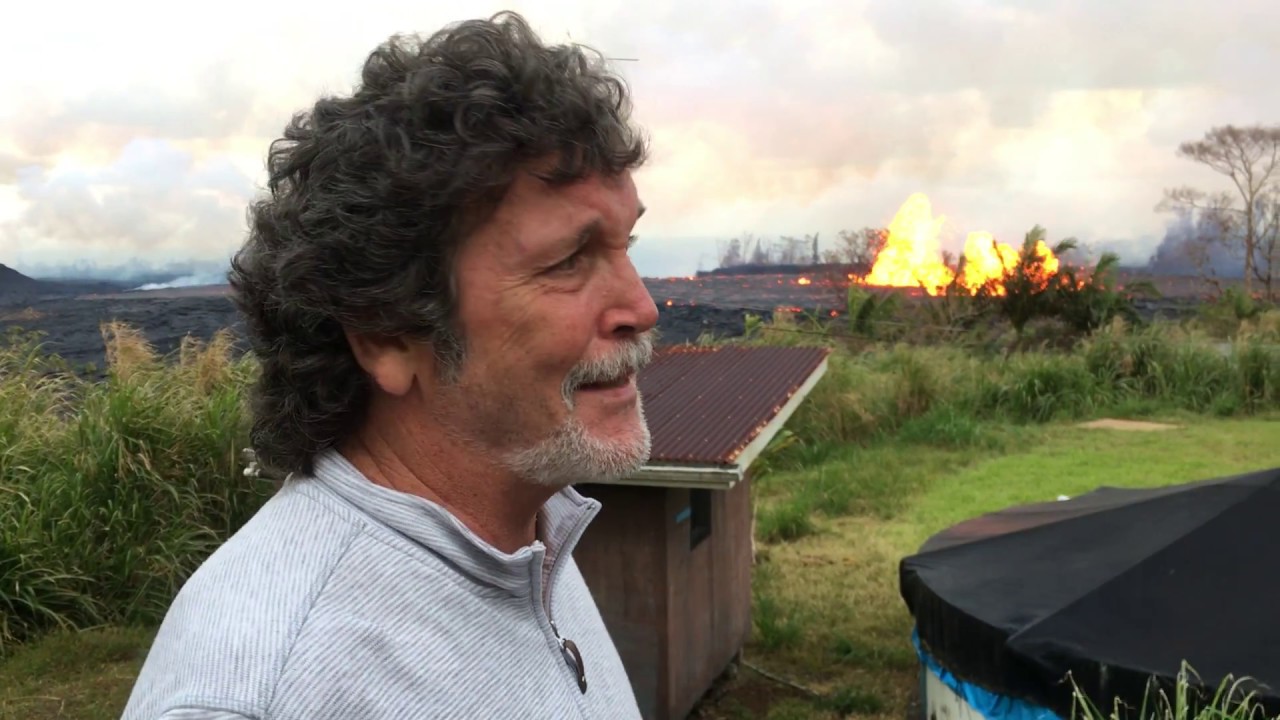 [RAW] Leilani Estates resident has a lava lake just outside his front yard