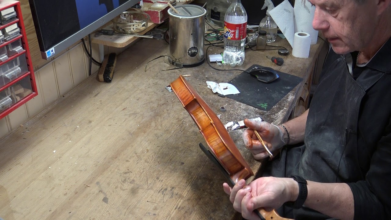 Violin maker Peter Westerlund Part 72b. Putting on the colour