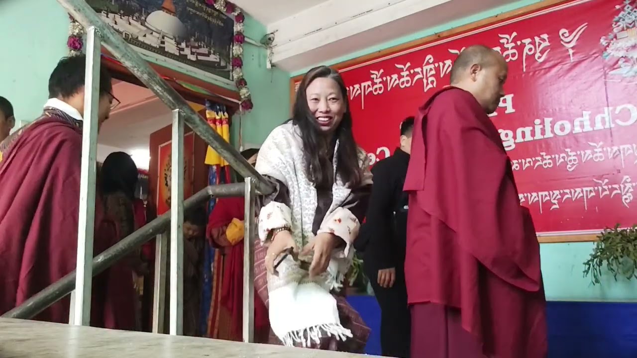 Chabjey Jangkhang Rimpoche consecrated the Penor Rimpoche , Jituen Dolma statues and thongdrel