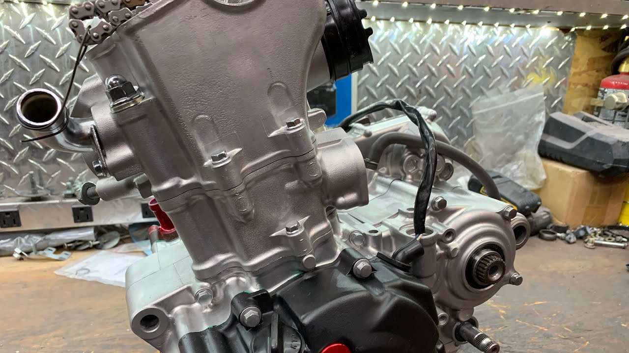 2004 HONDA CRF250 Engine rebuild PT 4 (Replacing the intake valves, reinstalling cylinder and head)