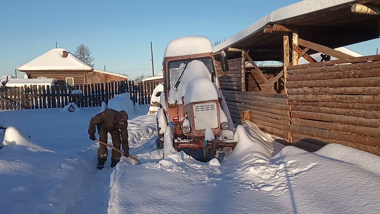 Трактор Т-25 вызволение из снежного плена.