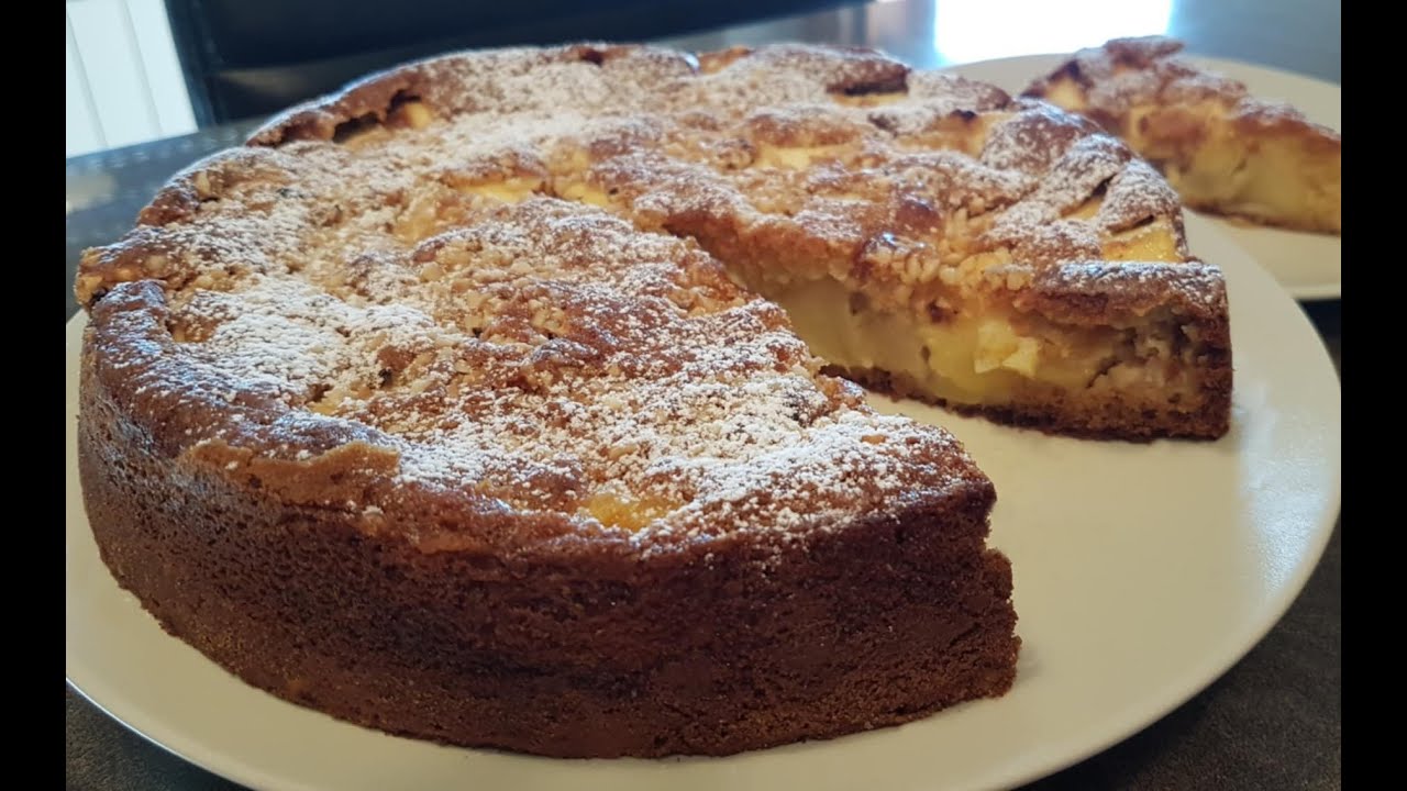 Un vasito de yogurt, 3 manzanas y dos huevos= Una torta de manzanas hùmeda y super deliciosa.