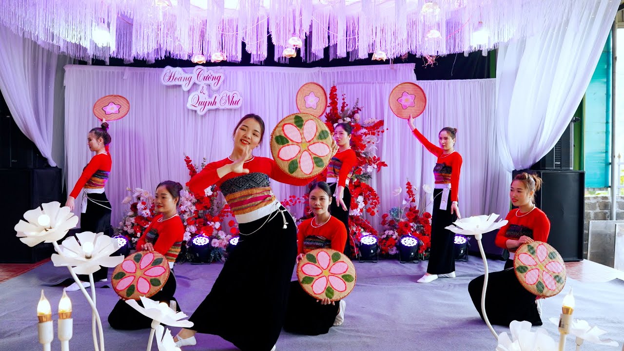 Múa Hương sắc bản em, các cô gái Thái Mai Châu xinh và múa dẻo