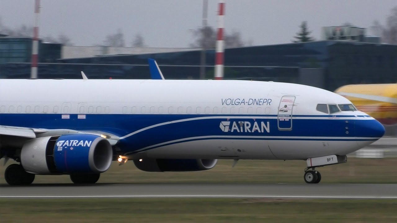 Посадка грузового Boeing 737 а/к Atran в Риге