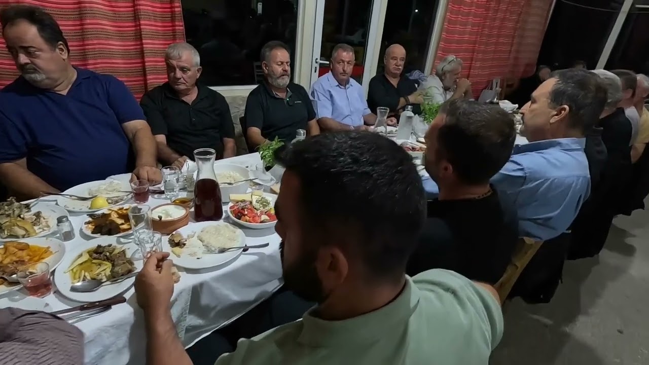 Ριζίτικο : ΕΓΩ ΘΩΡΩ ΤΗ ΤΑΥΛΑ ΜΑΣ
