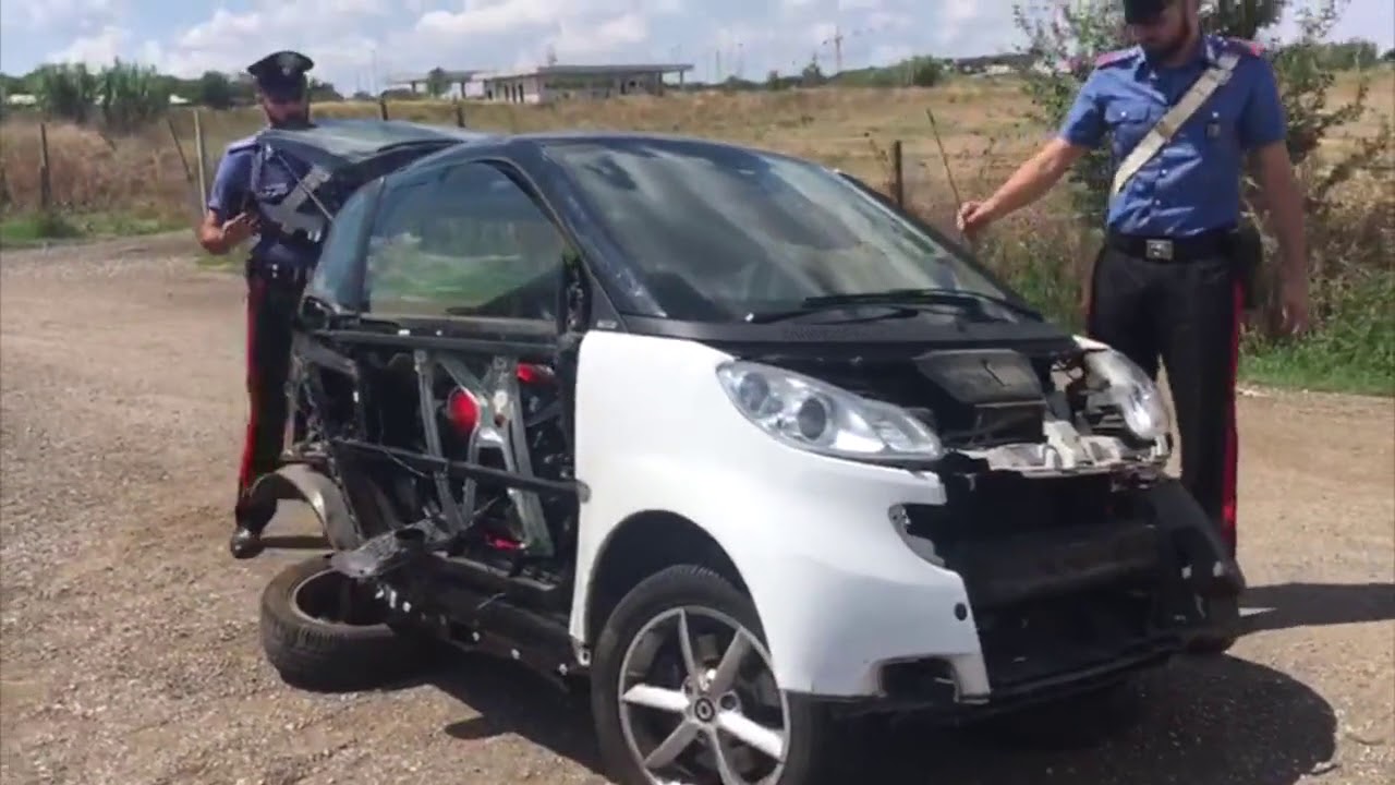 Arrestati dalla Polizia 3 minorenni sorpresi a smontare Smart rubata