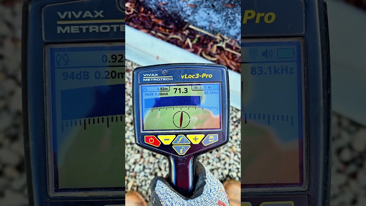 Vivax cable and pipe locator pulsating while locating electiral cable