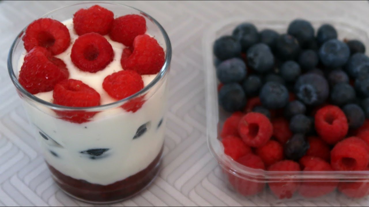 Healthy Berry Breakfast Parfait Recipe | Make Ahead Easy Summer Breakfast Ideas