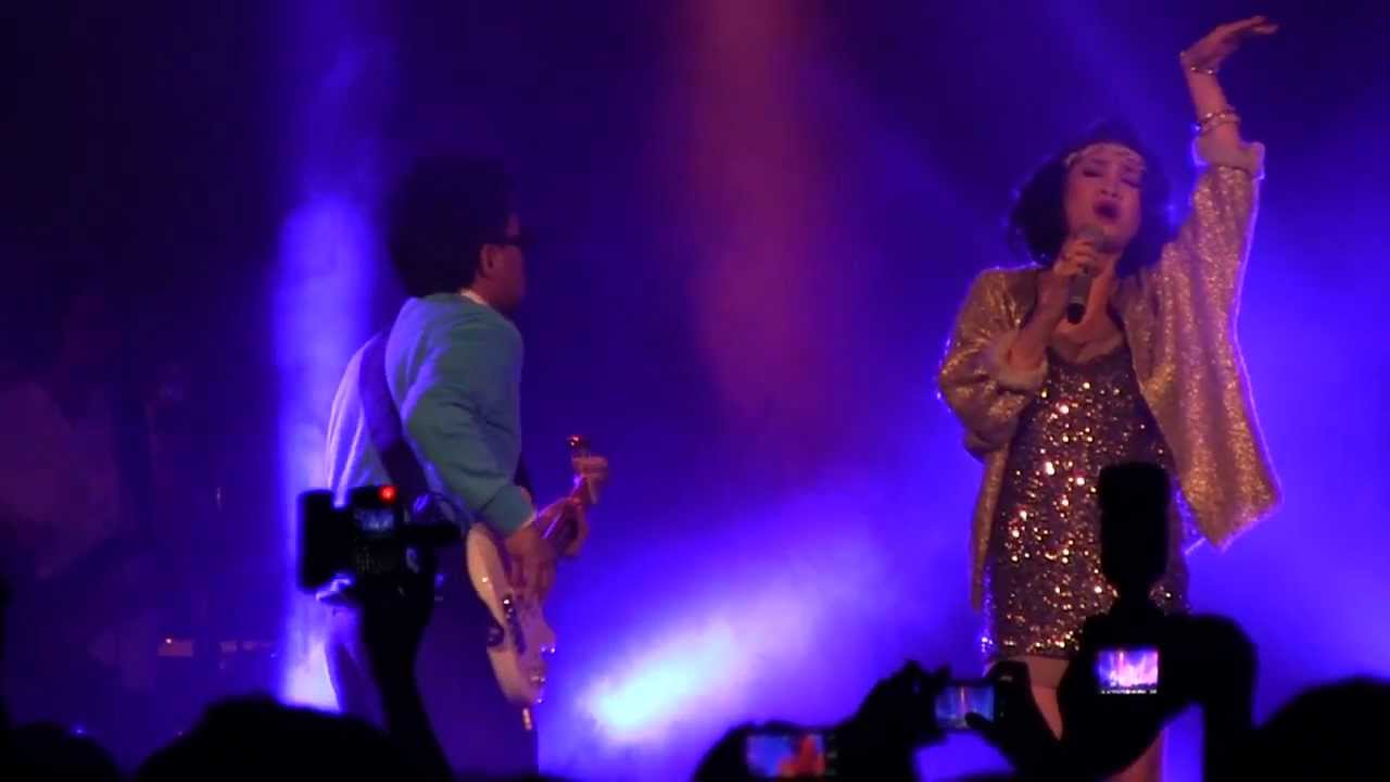 Andien & Barry Likumahuwa - Cinta Ini Membunuhku @ Urban Jazz Crossover 2012 in Bandung [HD]