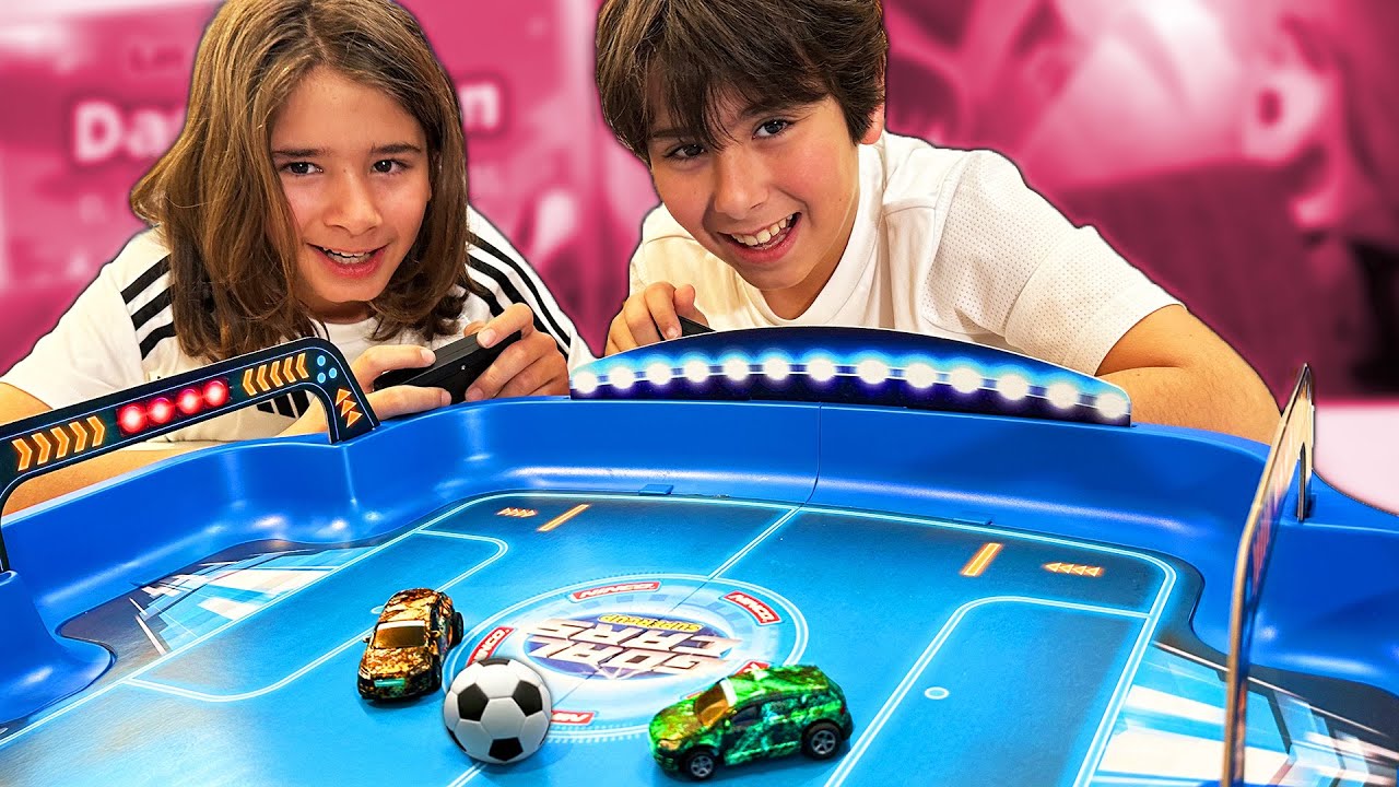 Jugamos a FUTBOL RACE!! 🚗⚽ con Dani y Evan!!