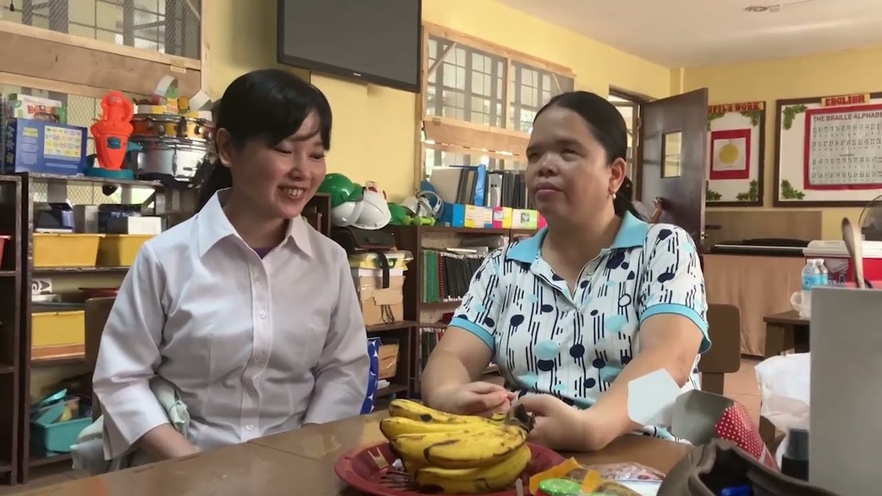 朝4時から村の入り口で学校へ連れて行ってくれる人を待ち友達が読む教科書を暗記した(後編)フィリピンで教職についている数少ない視覚障害者