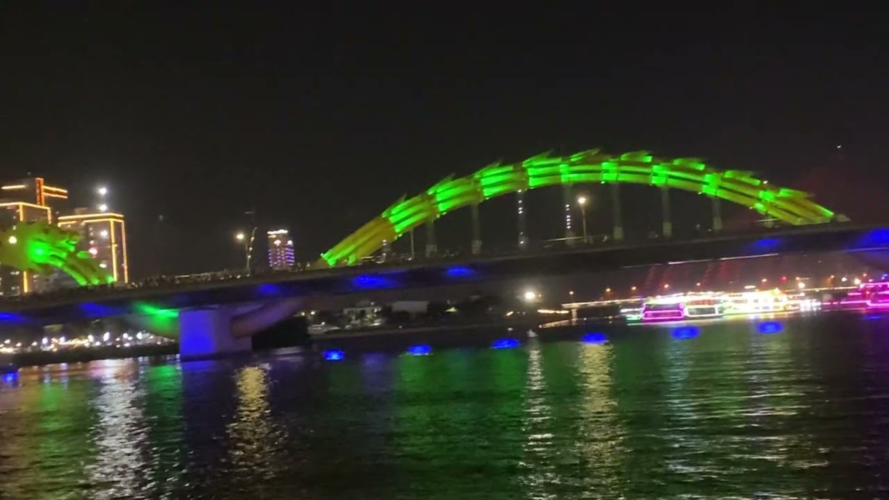 Rồng phun lửa.