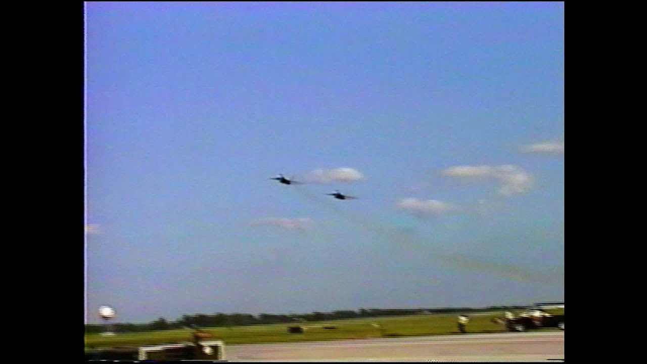 THAT LEGACY HORNET HOWL! - 2001 U.S. NAVY TAC DEMO FA-18Cs DEPARTING AIRSHOW LONDON (06/2001)
