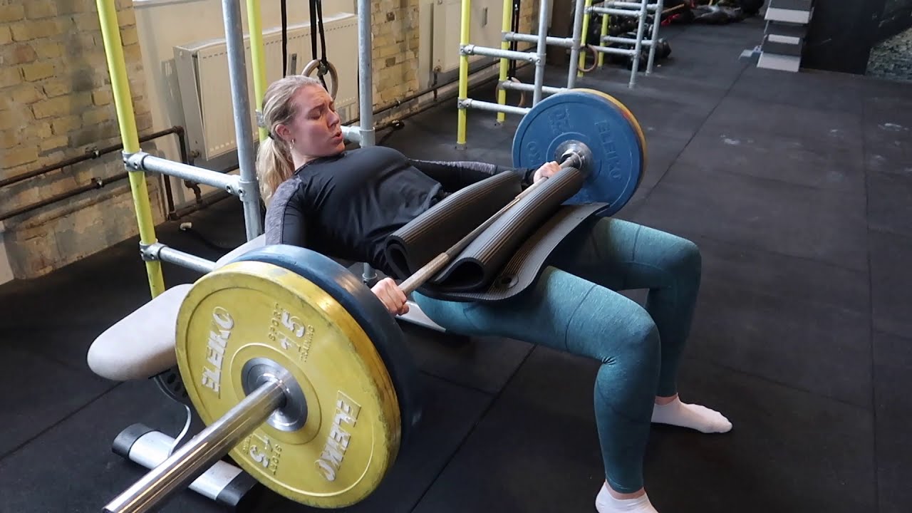 SÅDAN FÅR DU EN FLOT BOOTY: Styrketræning til kvinder inkl. forklaringer I Rikke Voss Fitness