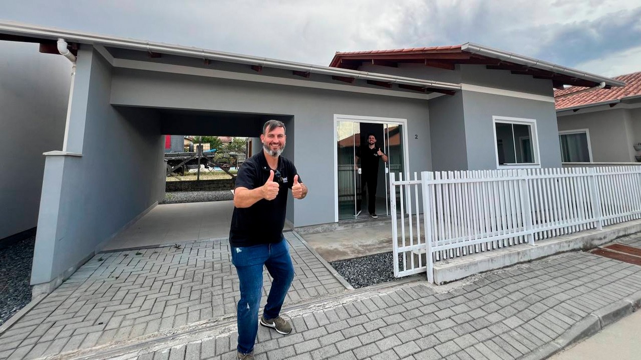 CASA COM GARAGEM COM 70M² PRIVATIVOS - SENDO 2 DORMITÓRIOS NA CIDADE DE TIMBÓ/SC.