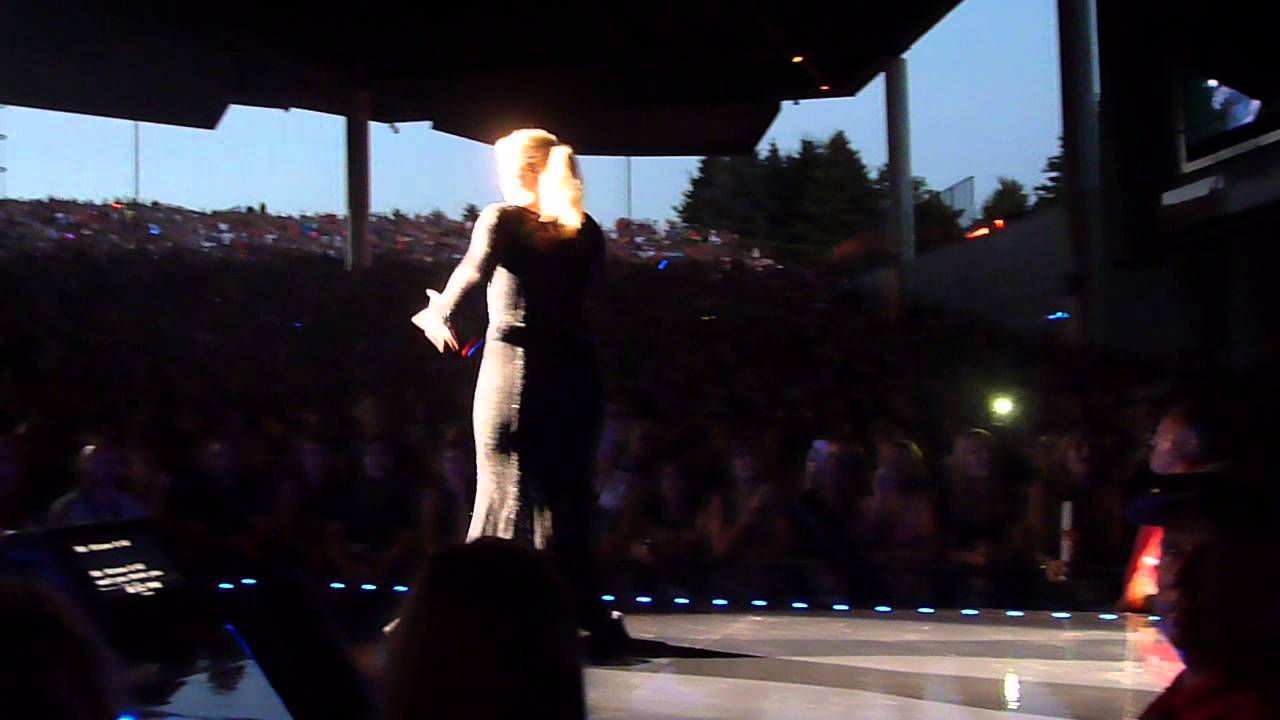 Kelly Clarkson handles speaker outage in Detroit 8/28/13