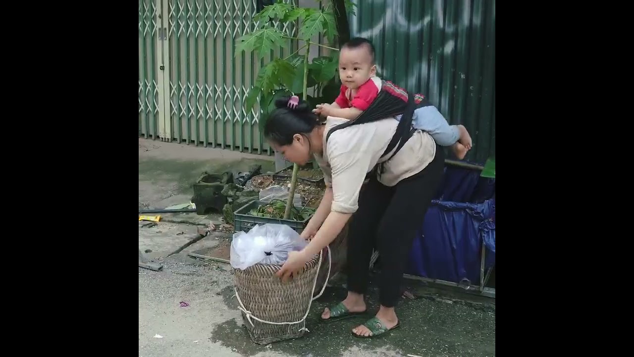 Full video Single mother makesdried fish for storage helpingbaby abandoned by parents