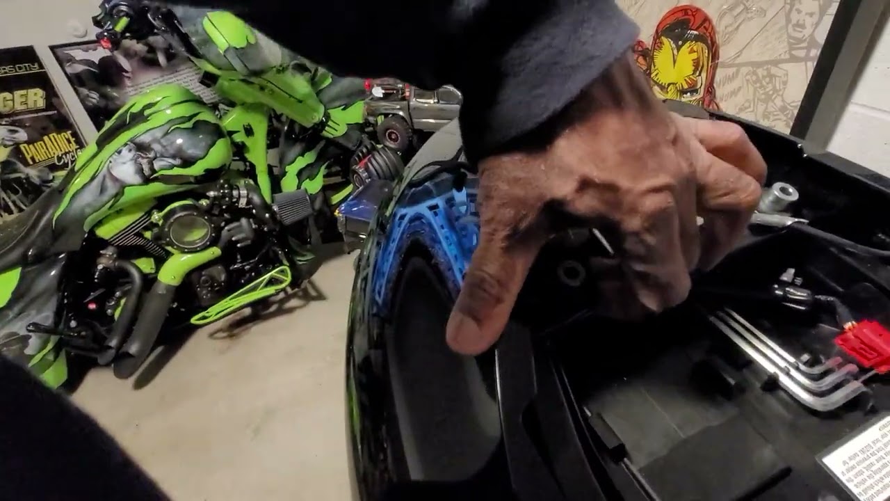 2022 Suzuki Haybusa How to change the grab bar for the cowling in less then 5 minutes.