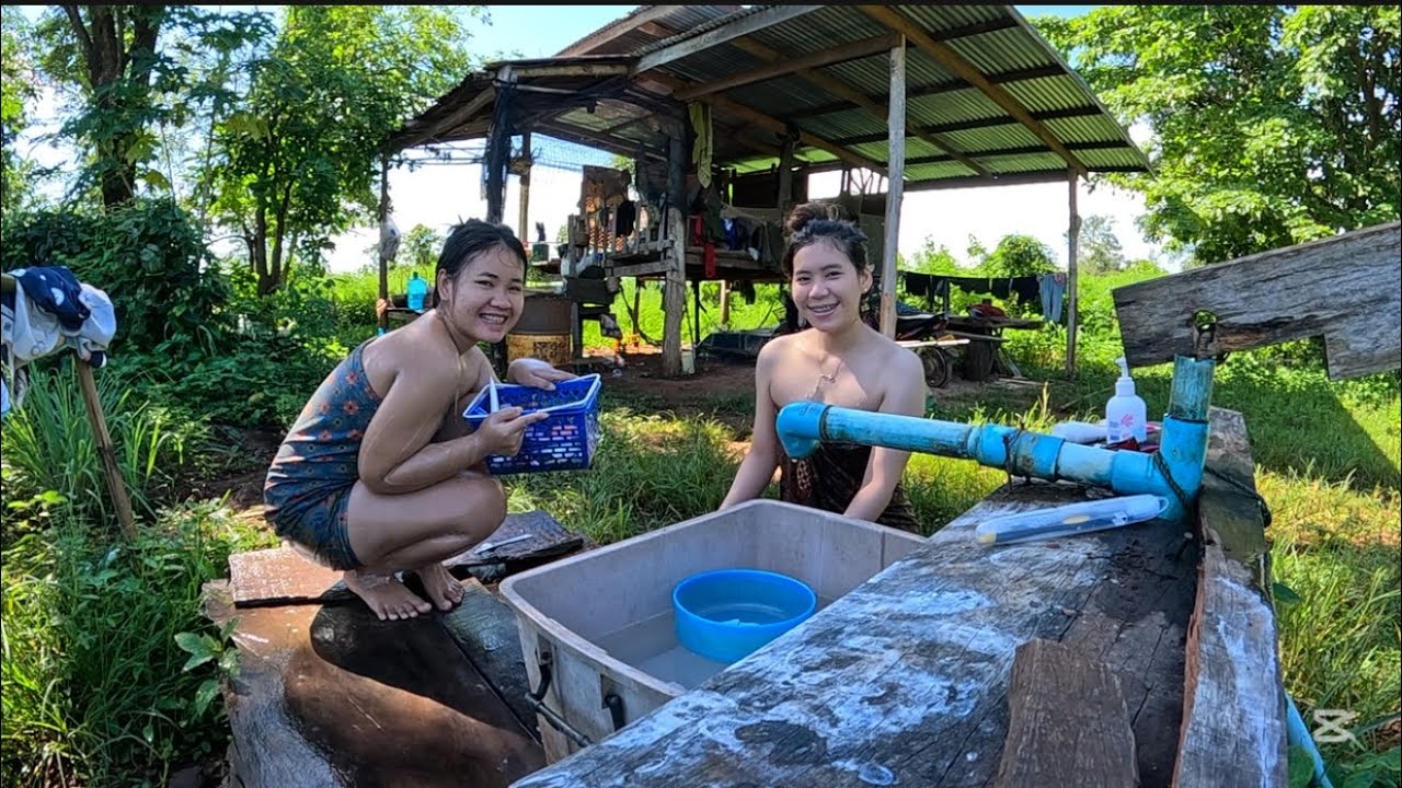สาวลาว🇱🇦ตื่นแต่เช้าตู่มาอาบน้ำกอกที่เถียงนาน้อยบรรยากาศดีดี//ສາວລາວອາບນ້ຳກອກຢູ່ຖຽງນາ