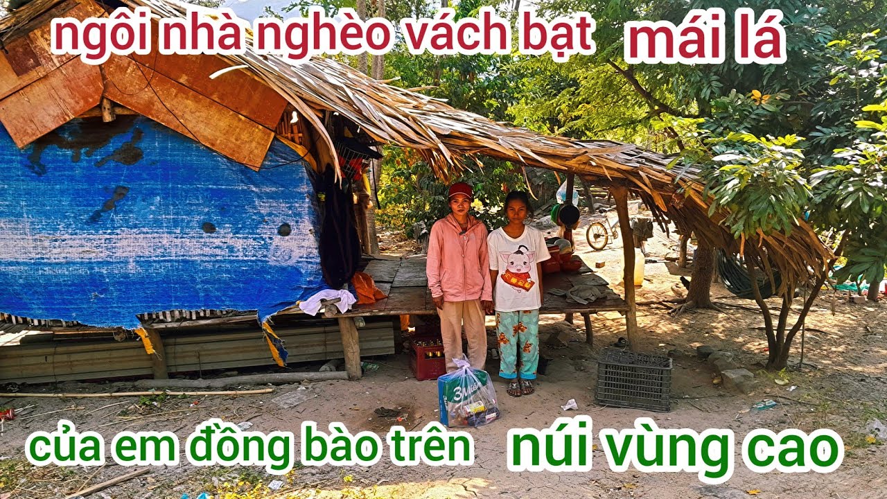 Ngôi  nhà vách che bạt  mái lá củ nát  cùa em đồng bào nghèo  trên  núi vùng cao