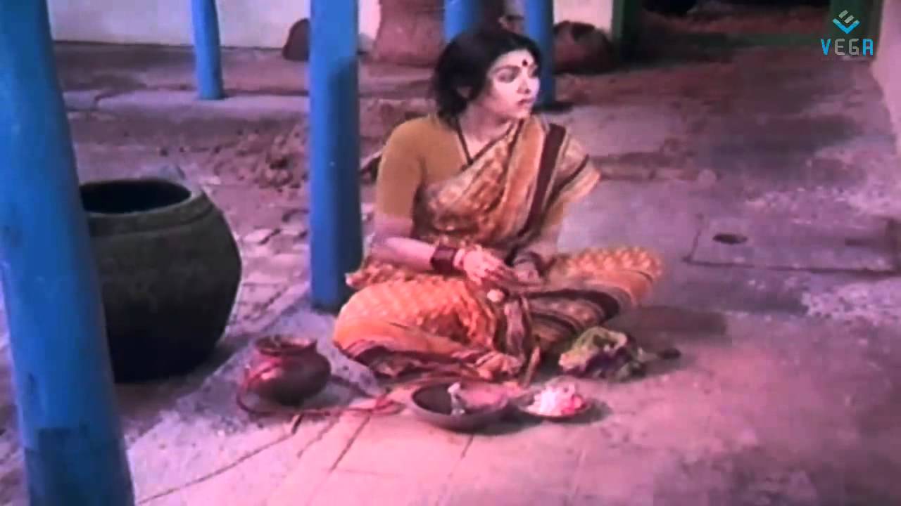 Mahasakthi Mariamman : Marriamman Eating Maid's Offering
